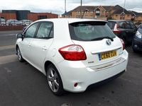Used Toyota Auris Hybrid T4 98 HP (72 kW) 2010 White Hatchback