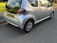 Gebraucht Toyota Aygo 68 PS (50 kW) 2012 Silber Kleinwagen