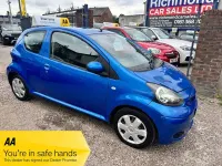 Used Toyota Aygo 67 HP (49 kW) 2010 Blue Hatchback