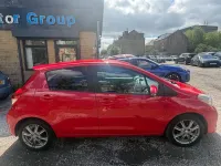 Begagnad Toyota Yaris SR 99 HK (72 kW) 2012 Röd Halvkombi
