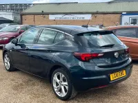 Begagnad Vauxhall Astra SRi 150 HK (110 kW) 2016 Grön Halvkombi