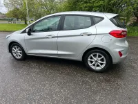 Usado Ford Fiesta Zetec 85 CV (62 kW) 2018 Plateado Utilitario