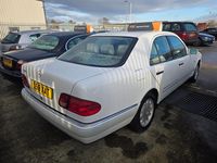 Begagnad Mercedes E200 Elegance 1998 Vit Sedan