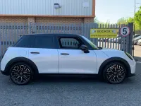 Begagnad Mini Cooper Hatch 113 kW (154 HK) 2025 Vit Halvkombi