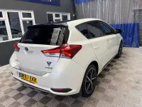 Used Toyota Auris Hybrid 136 HP (100 kW) 2017 White Hatchback
