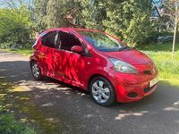 Usado Toyota Aygo 68 HP (50 kW) 2011 Vermelho Citadino