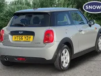 Usado Mini Cooper Hatch 136 CV (100 kW) 2017 Gris Utilitario