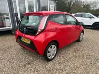 Begagnad Toyota Aygo X-play 69 HK (50 kW) 2017 Röd Halvkombi