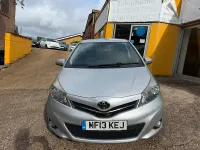 Używany Toyota Yaris SR 99 KM (72 kW) 2013 Srebrny Hatchback