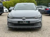 Begagnad VW Golf VIII Life 2022 Grå Halvkombi