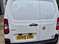 Second-hand Vauxhall Combo Edition 100 CP (73 kW) 2019 Alb Monovolum