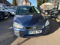 Begagnad Ford Focus Ghia 136 HK (100 kW) 2006 Blå Halvkombi