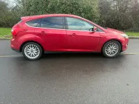 Begagnad Ford Focus Zetec 125 HK (91 kW) 2012 Röd Halvkombi