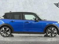 Usado Mini Cooper Hatch 113 kW (154 CV) 2025 Azul Utilitario
