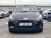 Ny Hyundai i10 Advanced 83 HK (61 kW) 2025 Röd Halvkombi