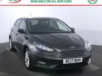 Usado Ford Focus Zetec 125 CV (91 kW) 2017 Gris Utilitario