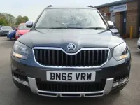 Usado Skoda Yeti SE 110 CV (80 kW) 2015 Gris SUV