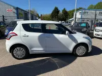 Usado Suzuki Swift 94 HP (69 kW) 2015 Branco Citadino