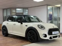 Używany Mini Cooper Hatch 136 KM (100 kW) 2019 Biały Hatchback