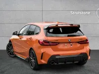 Begagnad BMW M135 Shadowline 302 HK (222 kW) 2022 Orange Halvkombi