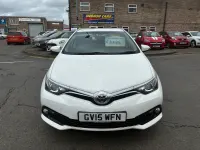 Usado Toyota Auris Business Edition 116 HP (85 kW) 2015 Branco Citadino
