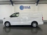 Second-hand Vauxhall Vivaro Sportive 100 CP (73 kW) 2022 Alb Monovolum