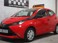 Usado Toyota Aygo 69 HP (50 kW) 2016 Vermelho Citadino