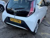 Usado Toyota Aygo X-play 68 HP (50 kW) 2017 Branco Citadino