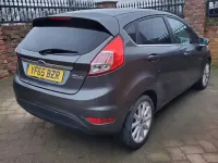 Usado Ford Fiesta Titanium 75 HP (55 kW) 2015 Cinzento Citadino