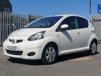 Usado Toyota Aygo 68 HP (50 kW) 2012 Branco Citadino