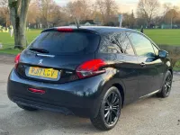 Begagnad Peugeot 208 2017 Svart Halvkombi