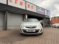 Begagnad Vauxhall Corsa S 85 HK (62 kW) 2011 Silver Halvkombi