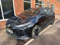 Begagnad MG MG4 EV SE 319 kW (435 HK) 2023 Svart Halvkombi