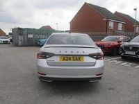Gebraucht Skoda Superb SportlinePlus 150 PS (110 kW) 2024 Silber Kleinwagen