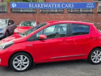 Used Toyota Yaris 100 HP (73 kW) 2016 Red Hatchback