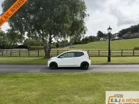 Used VW up! 75 HP (55 kW) 2015 White Hatchback
