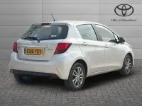 Usado Toyota Yaris 99 CV (72 kW) 2016 Plateado Utilitario