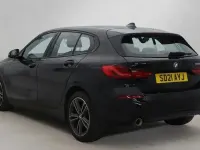 Usado BMW 118 Sport Line 150 CV (110 kW) 2021 Negro Utilitario