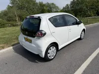 Gebraucht Toyota Aygo 68 PS (50 kW) 2012 Weiß Kleinwagen