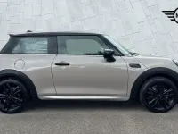 Usado Mini Cooper Hatch 134 HP (98 kW) 2023 Cinzento Citadino