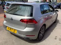 Używany VW Golf VII SE 125 KM (91 kW) 2018 Srebrny Hatchback