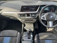 Begagnad BMW M135 Shadowline 302 HK (222 kW) 2022 Svart Halvkombi