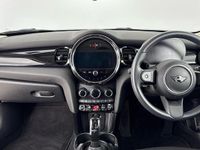 Usado Mini Cooper Classic 134 HP (98 kW) 2023 Prateado Citadino