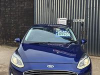 Usado Ford Fiesta Zetec 70 HP (51 kW) 2017 Azul Citadino