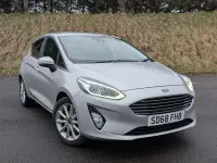 Usado Ford Fiesta Titanium 100 CV (73 kW) 2018 Plateado Utilitario