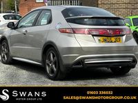 Begagnad Honda Civic ES 140 HK (102 kW) 2007 Silver Halvkombi