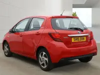 Second-hand Toyota Yaris Hybrid 101 CP (74 kW) 2015 Roșu Hatchback