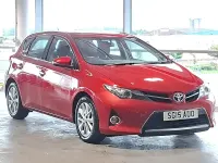 Used Toyota Auris 99 HP (72 kW) 2015 Red Hatchback