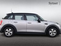 Usado Mini Cooper Classic 134 HP (98 kW) 2023 Prateado Citadino