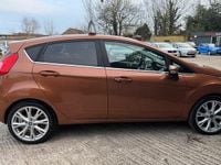 Usado Ford Fiesta Titanium 125 HP (91 kW) 2014 Amarelo Citadino